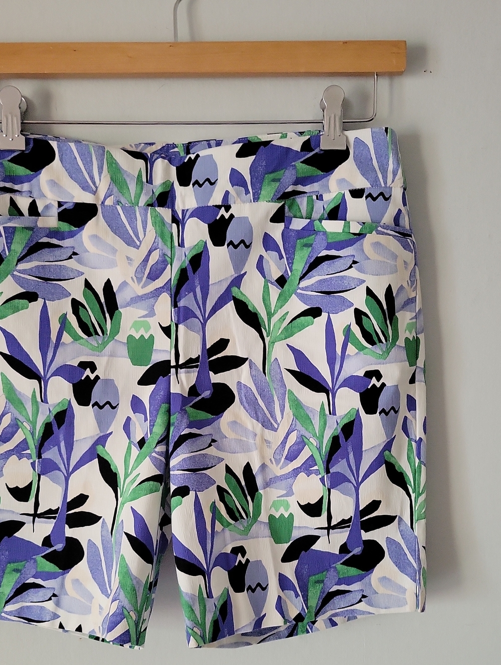 NWOT Chico's Floral & Leaf Print Pull-on Bermuda Shorts - Picture 2 of 8